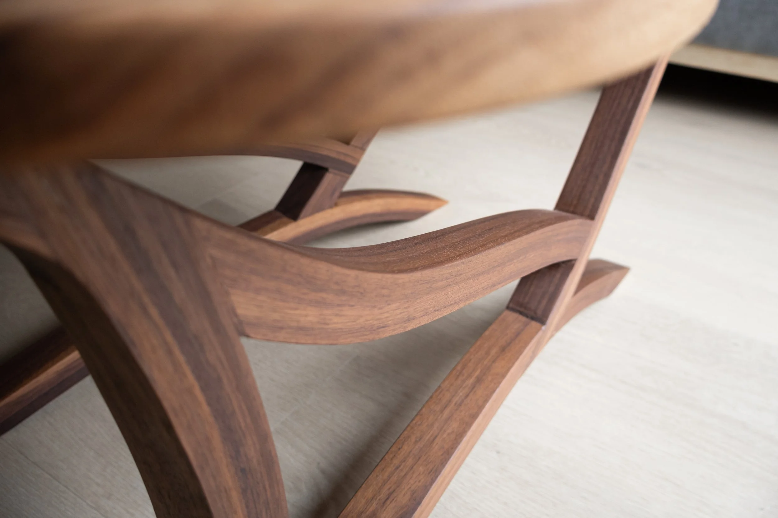 Foto van notenhouten salontafel door Born of Wood.