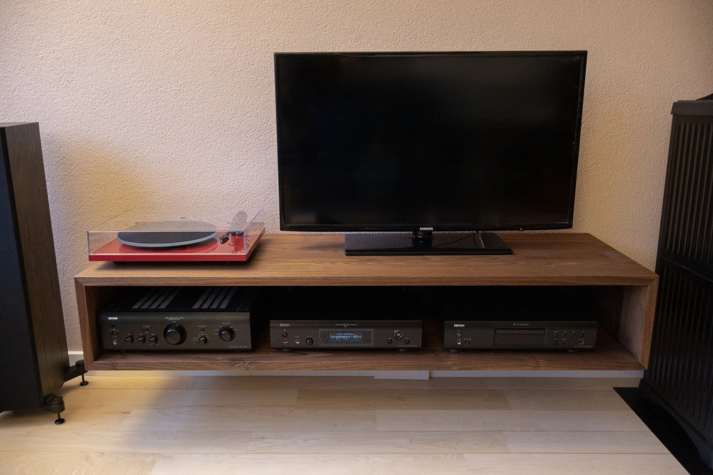 Foto van zwevend tv-meubel door Born of Wood.