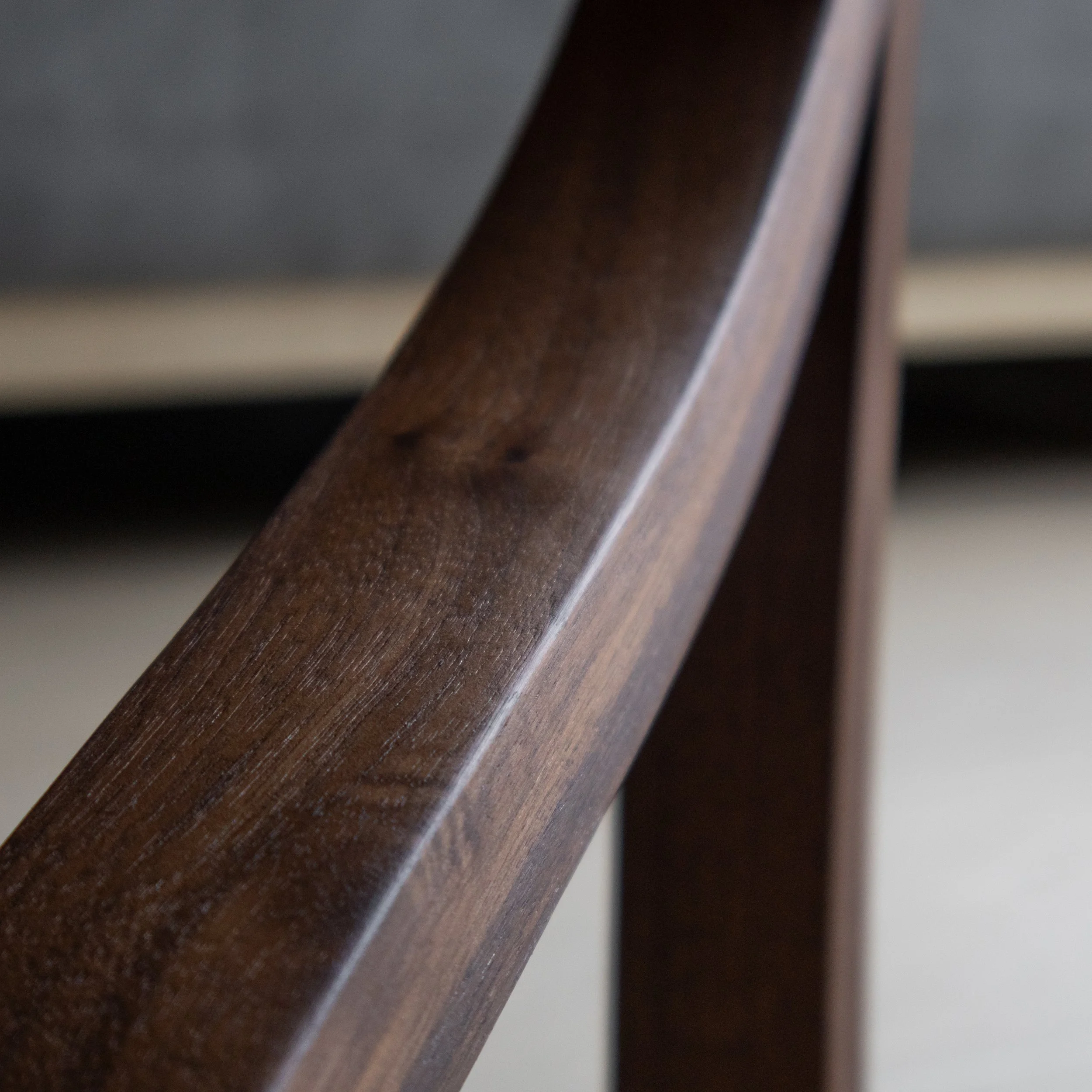 Foto van notenhouten salontafel door Born of Wood.