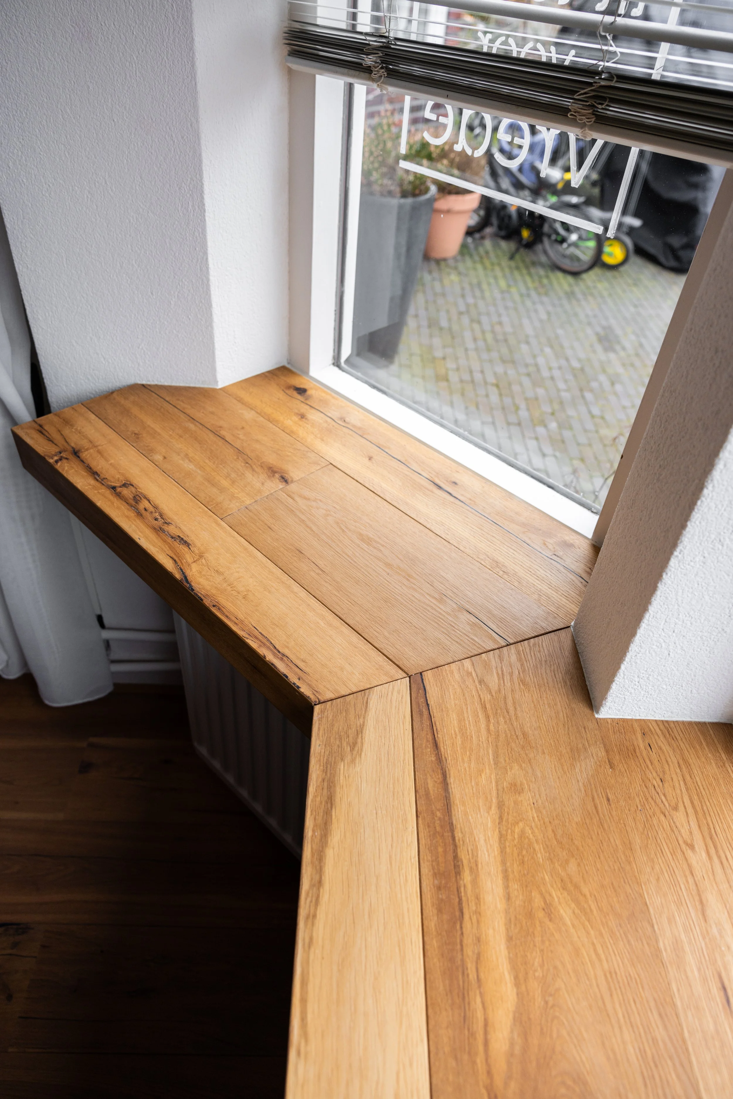 Foto van vensterbank door Born of Wood.