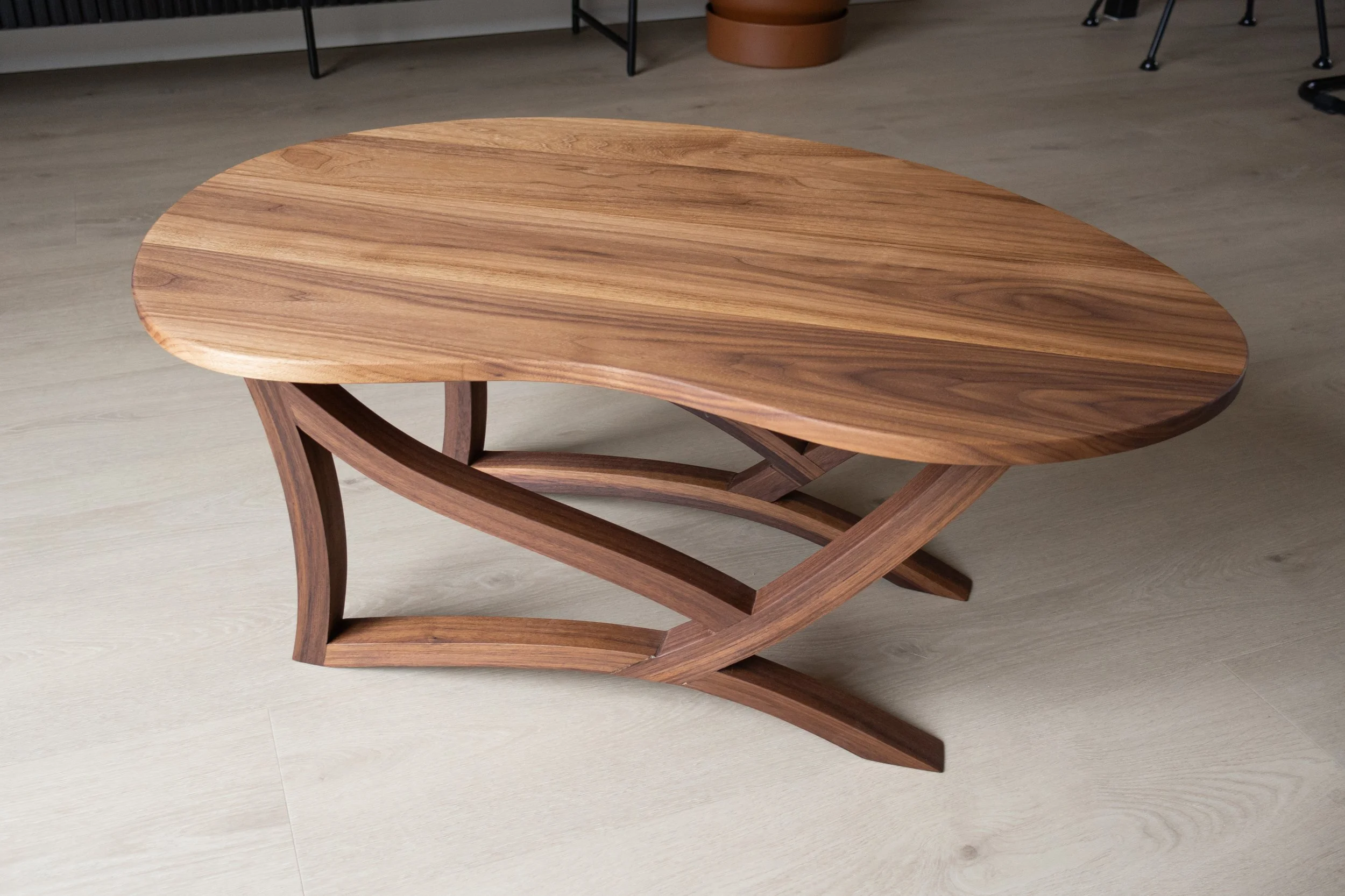 Foto van notenhouten salontafel door Born of Wood.