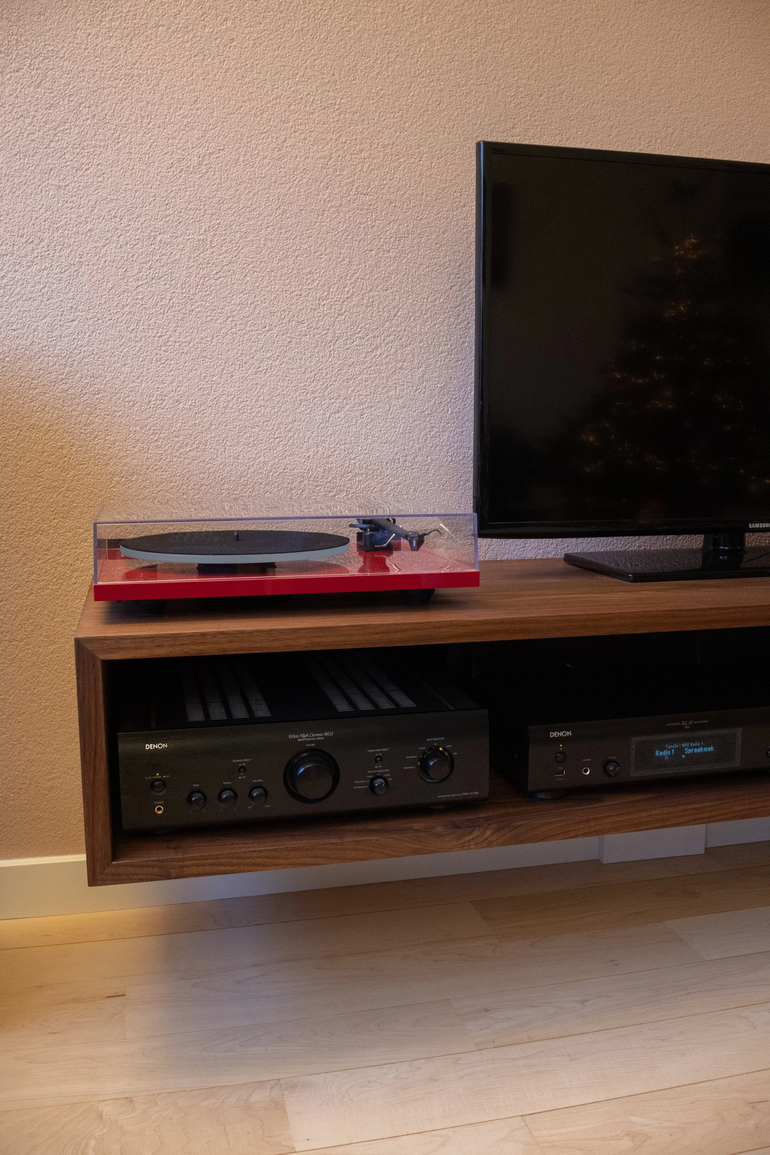 Foto van zwevend tv-meubel door Born of Wood.