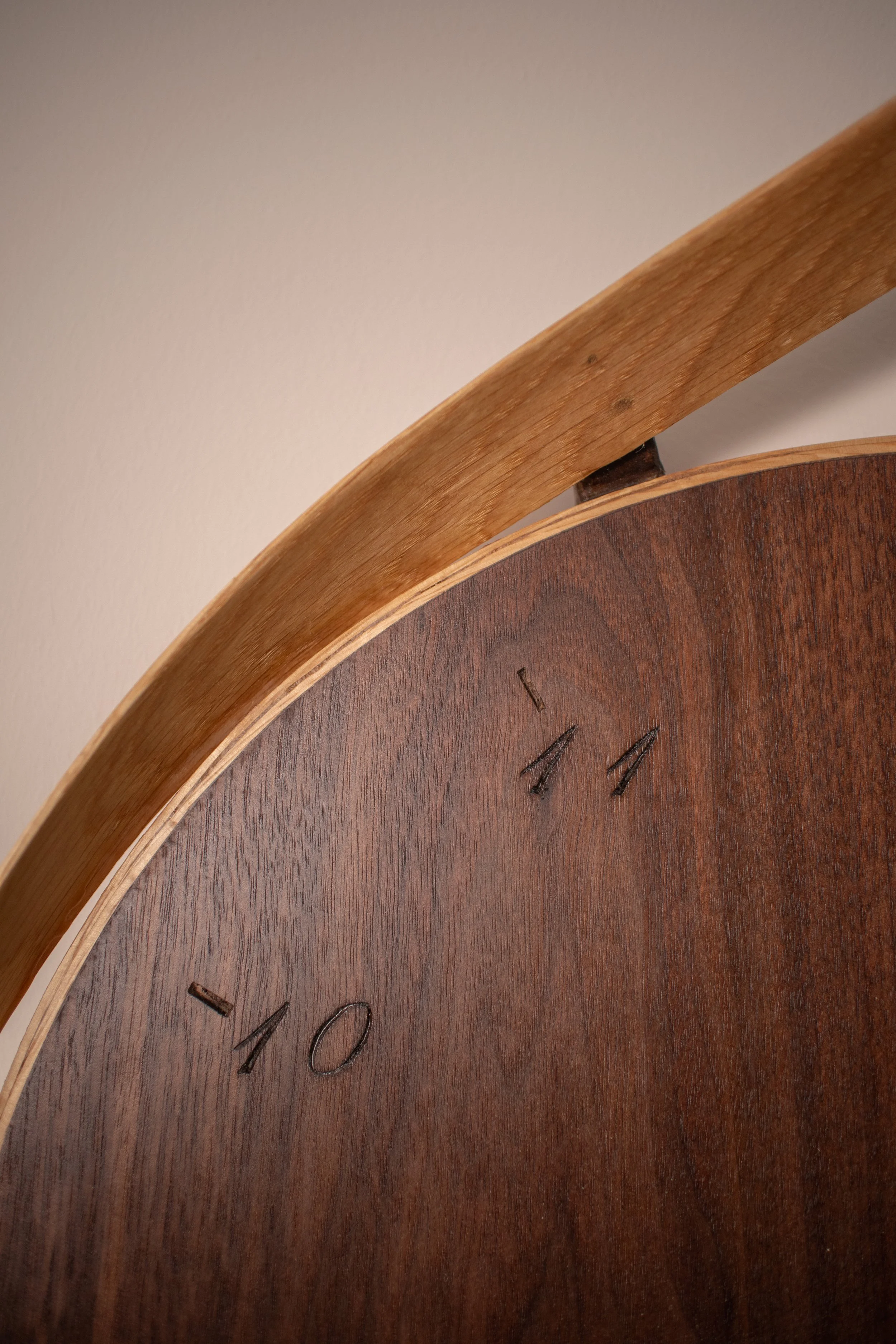 Foto van notenhouten klok door Born of Wood.
