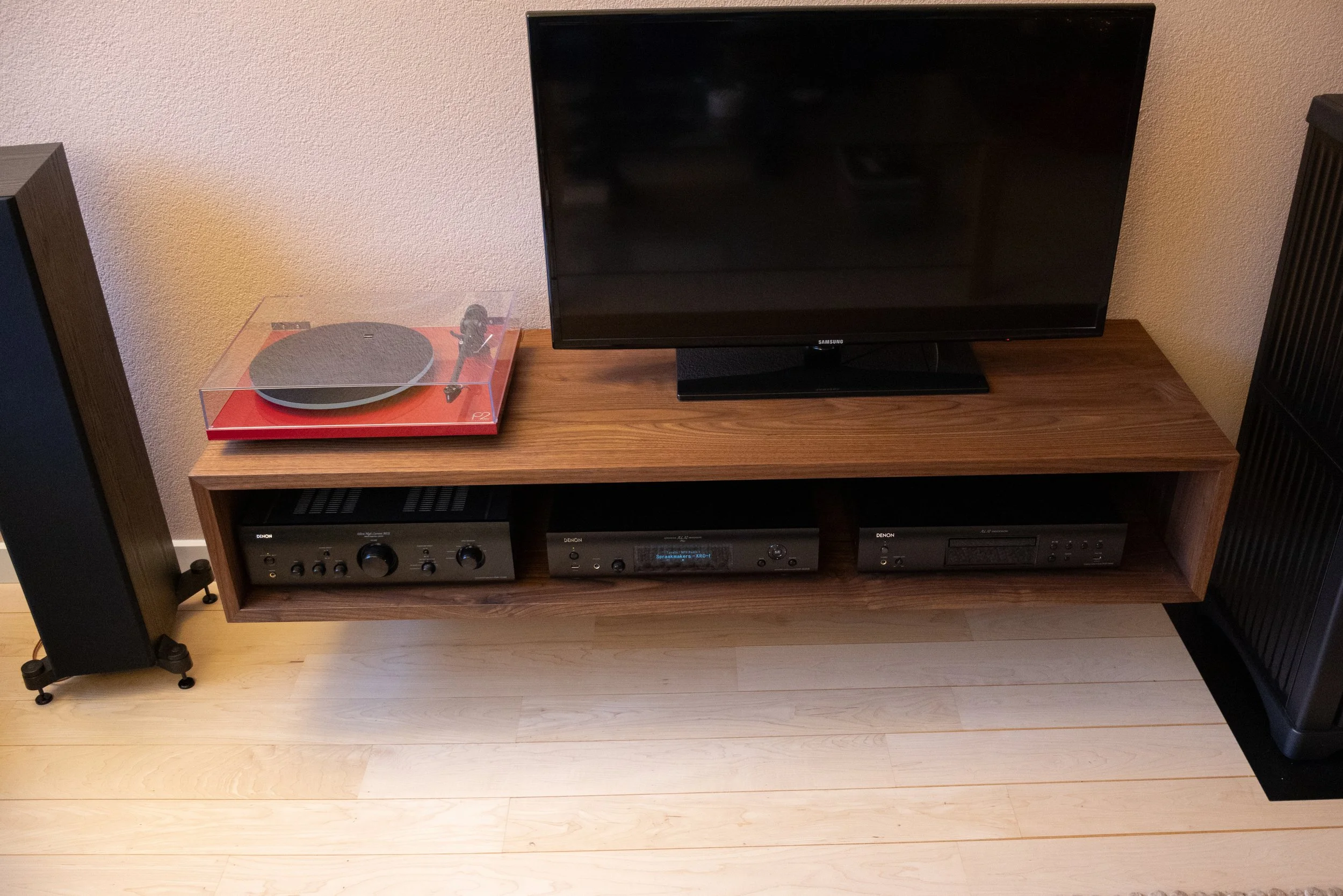 Foto van zwevend tv-meubel door Born of Wood.