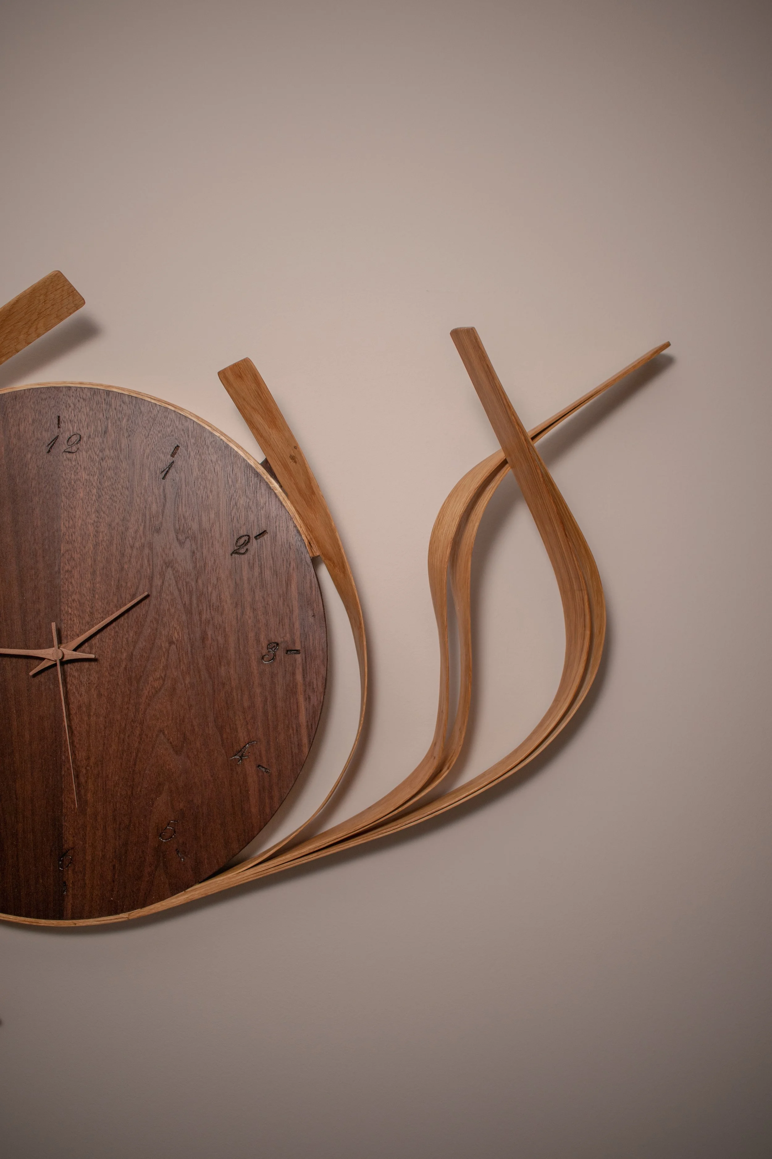 Foto van notenhouten klok door Born of Wood.