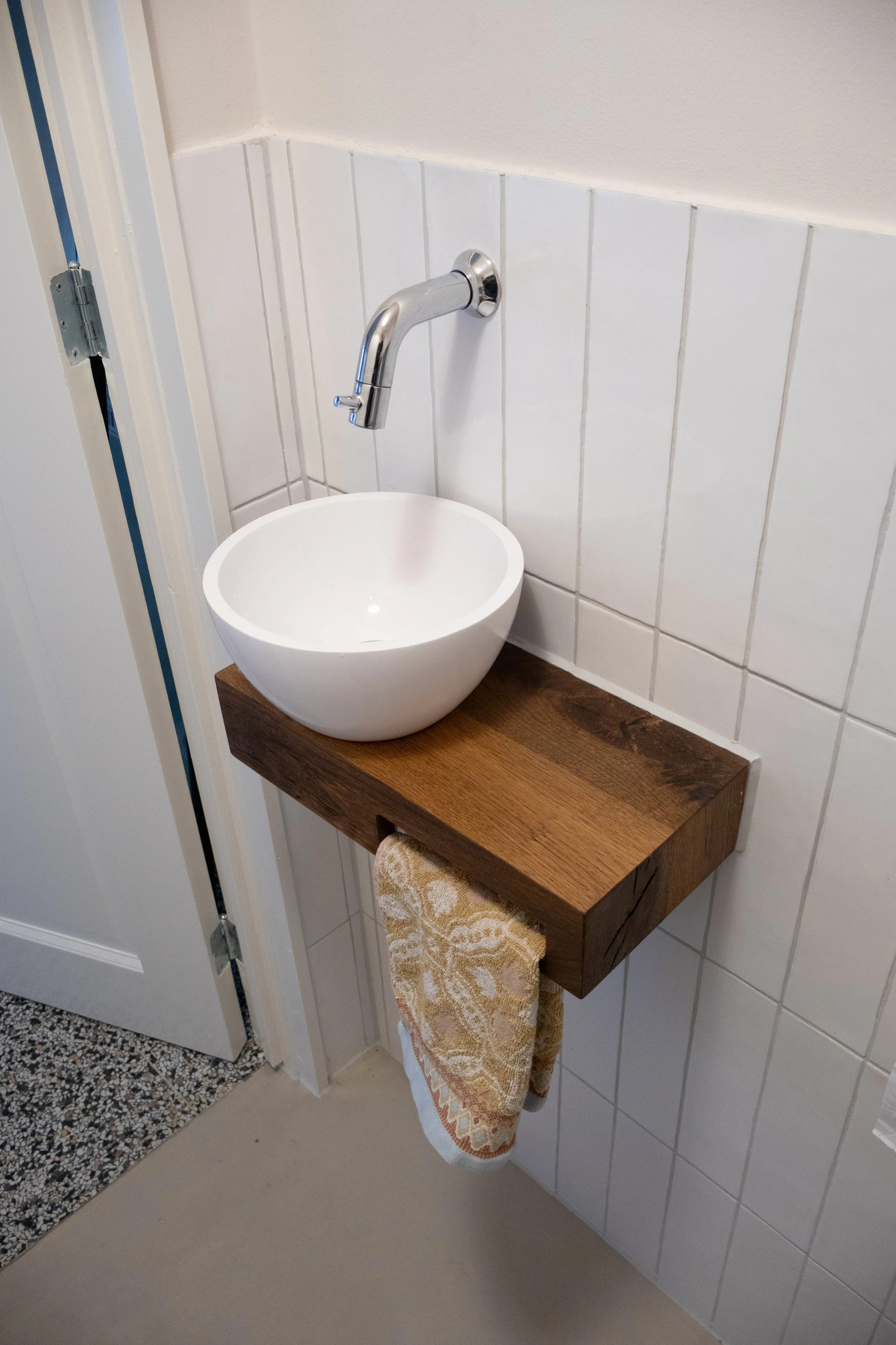 Foto van toilet fonteinplank door Born of Wood.