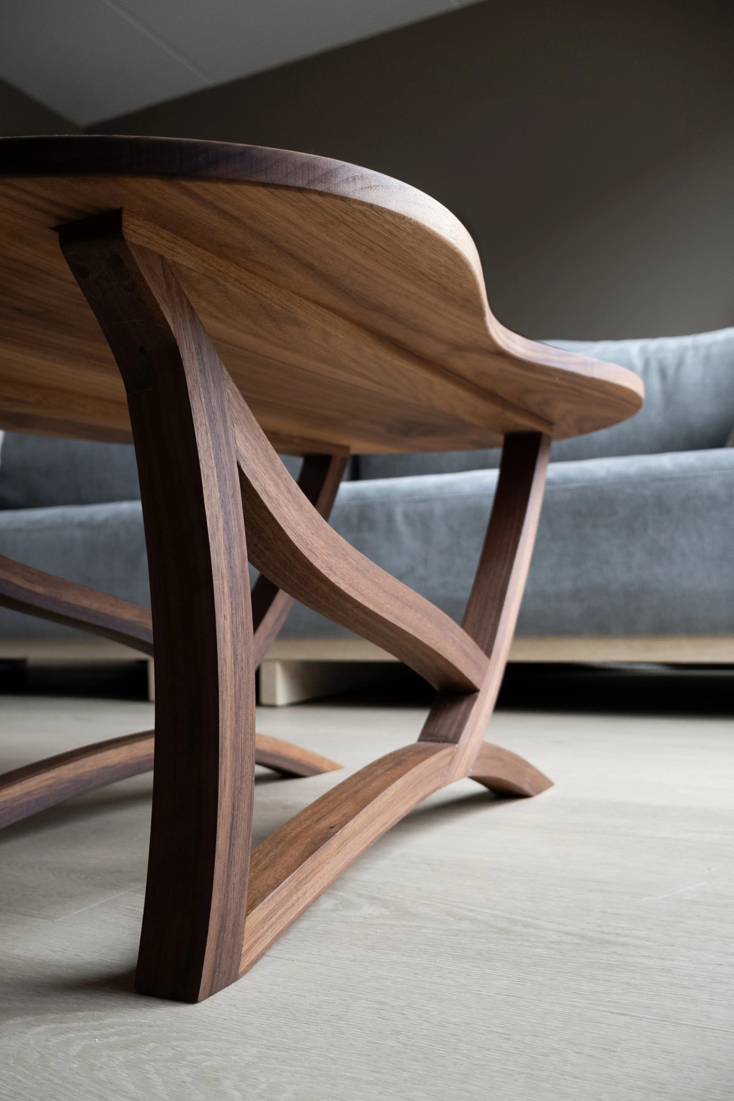 Foto van notenhouten salontafel door Born of Wood.