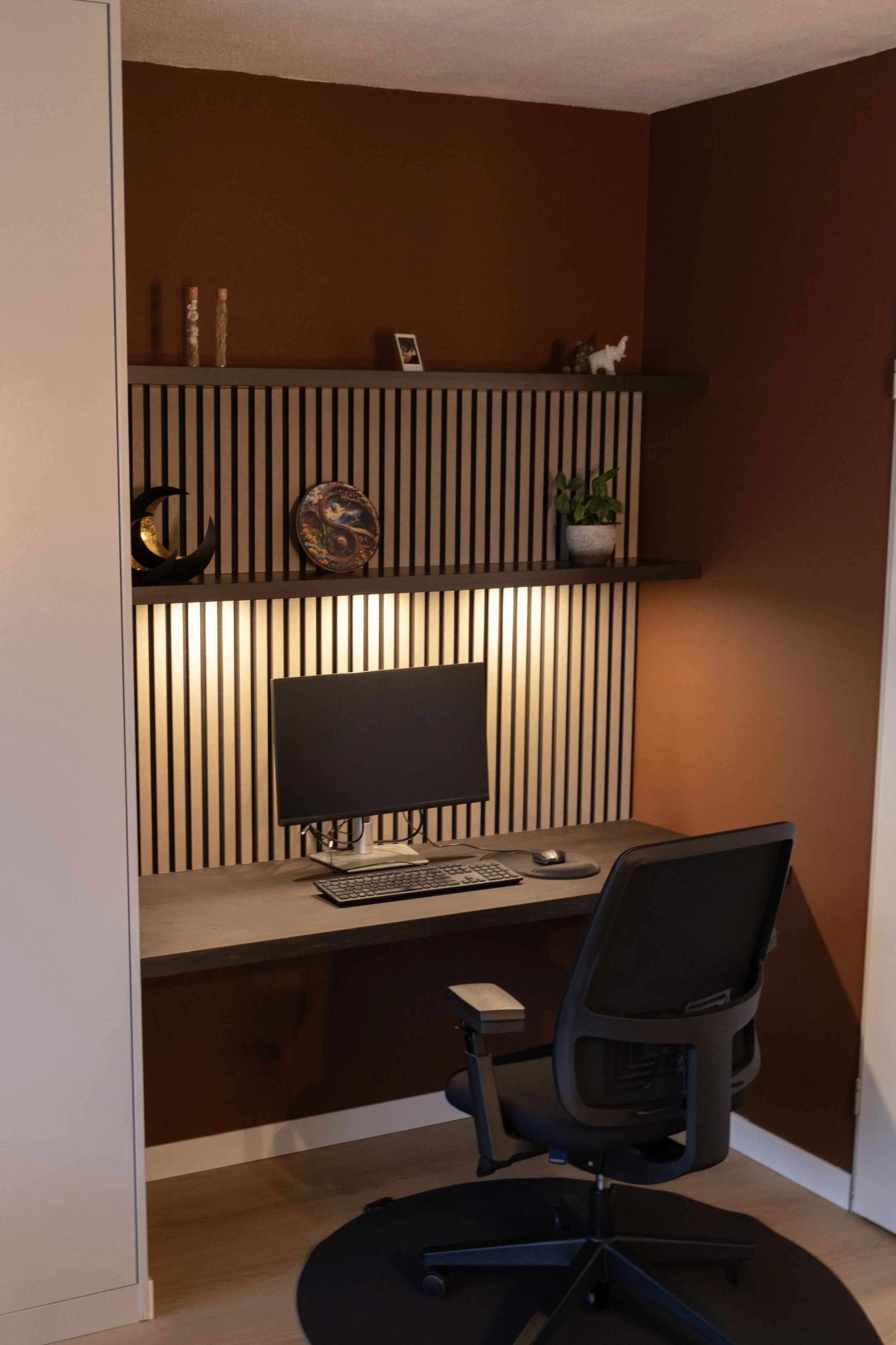 Foto van inbouwkast met bureau door Born of Wood.