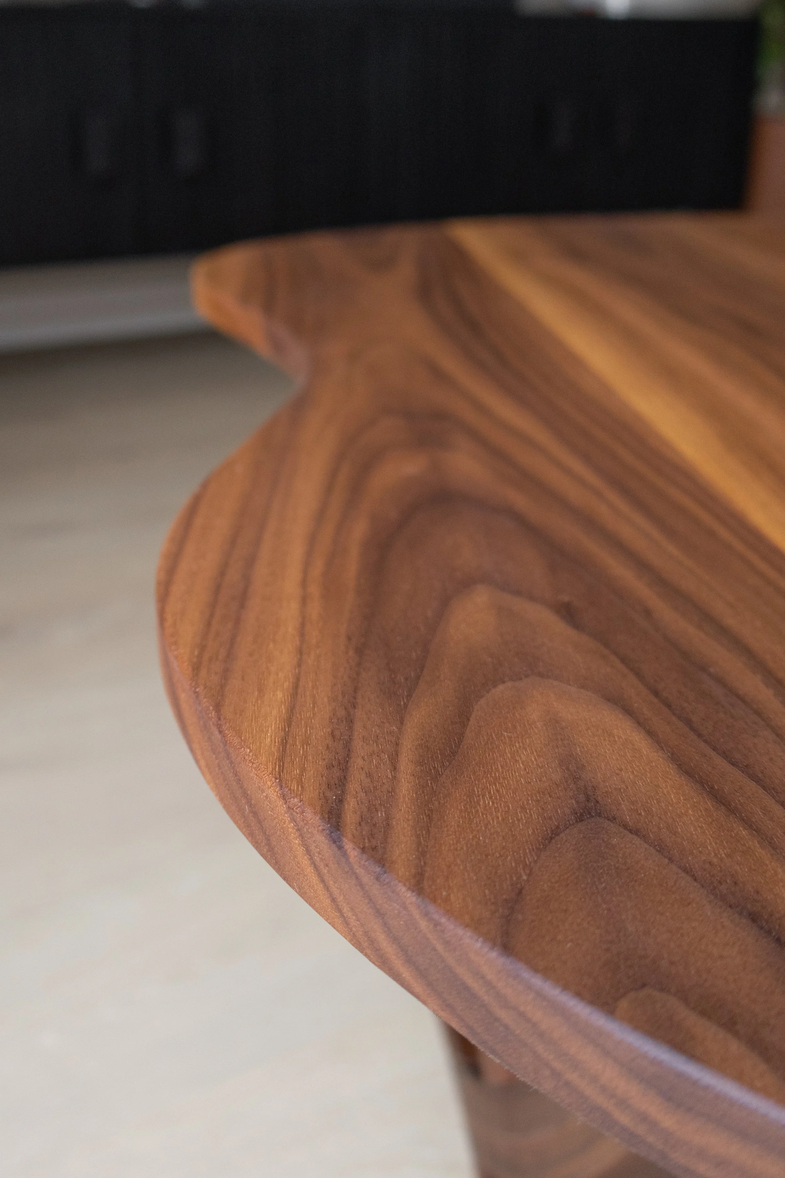 Foto van notenhouten salontafel door Born of Wood.