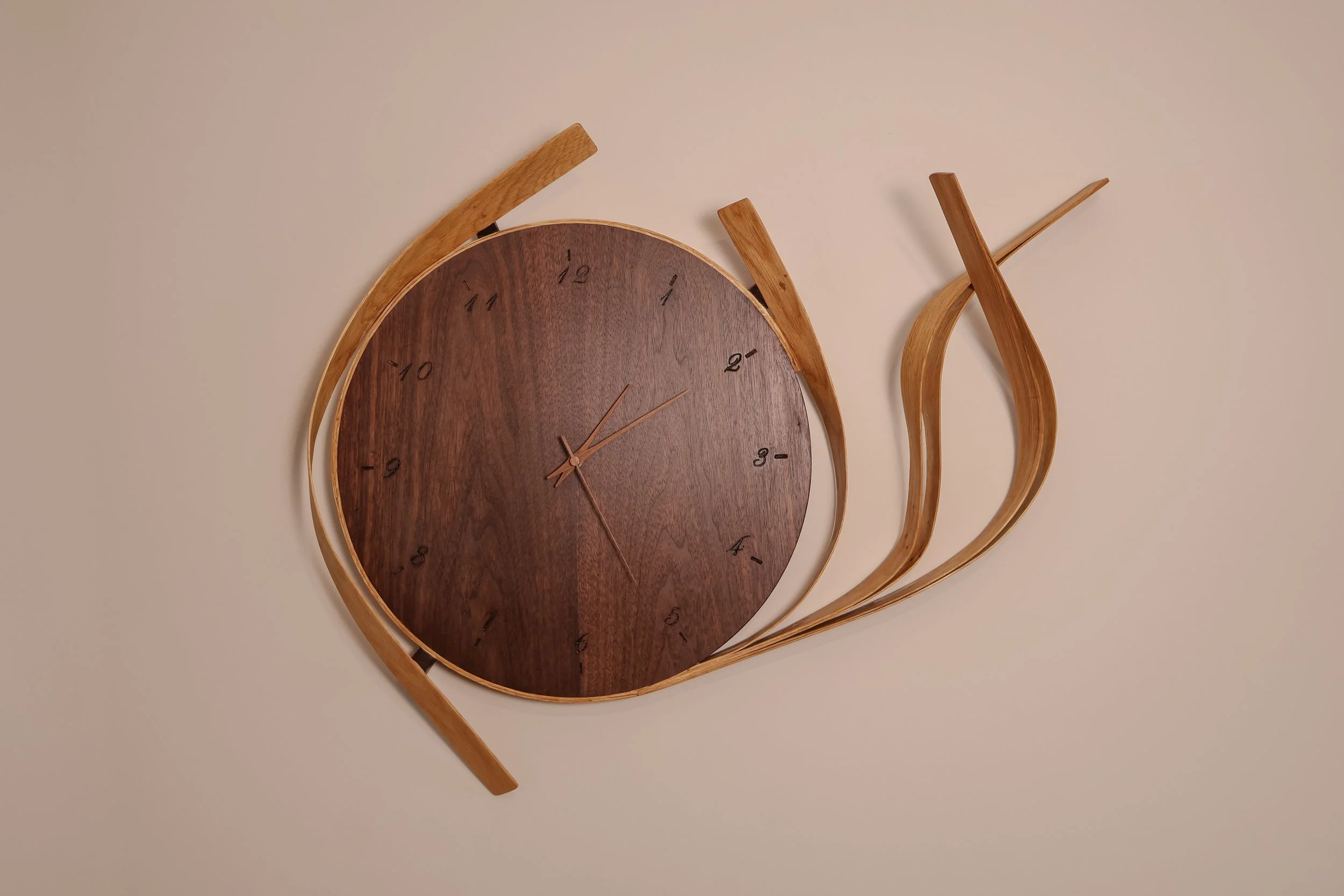 Foto van notenhouten klok door Born of Wood.