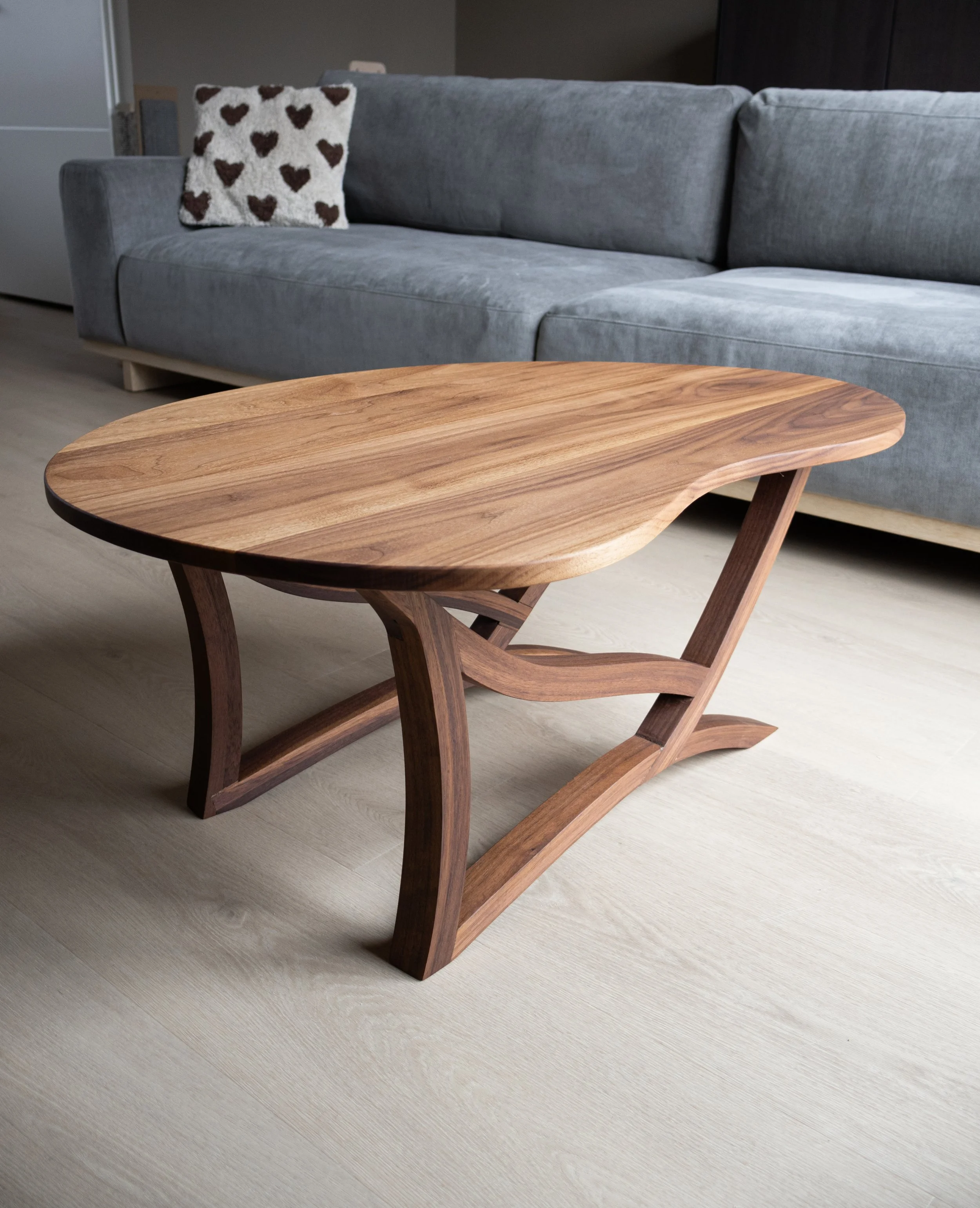 Foto van notenhouten salontafel door Born of Wood.